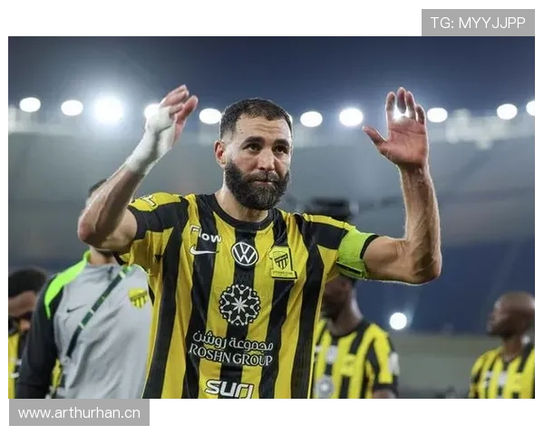 本泽马从二前锋到单箭头的战术角色演变分析