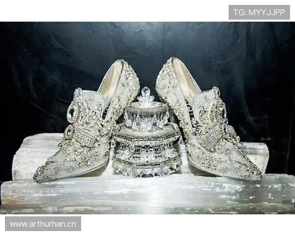 小威衣柜到底藏了多少名牌，出门像办红毯，家里却比我宿舍还简陋？