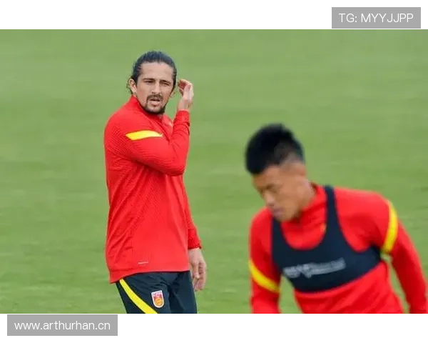 谌龙退役后住进月租8万的顶层复式，每天5点起床遛狗