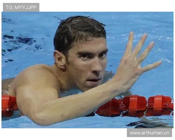 菲尔普斯泳池边的豪车队，旁边竟有人在啃泡面？