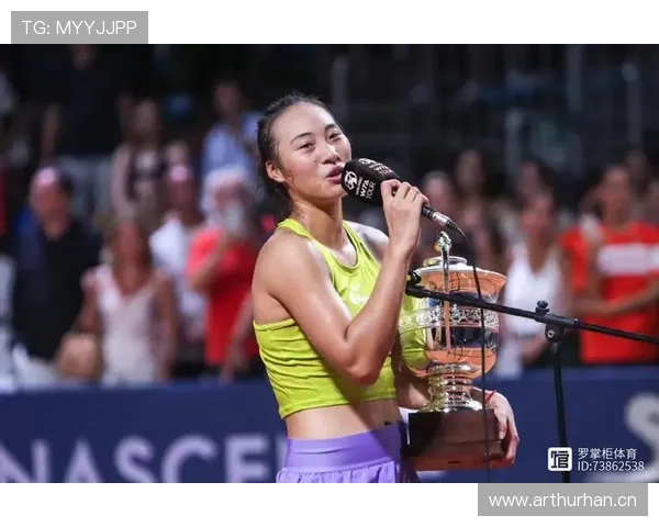 郑钦文赛前啃汉堡，赛后拎爱马仕走人