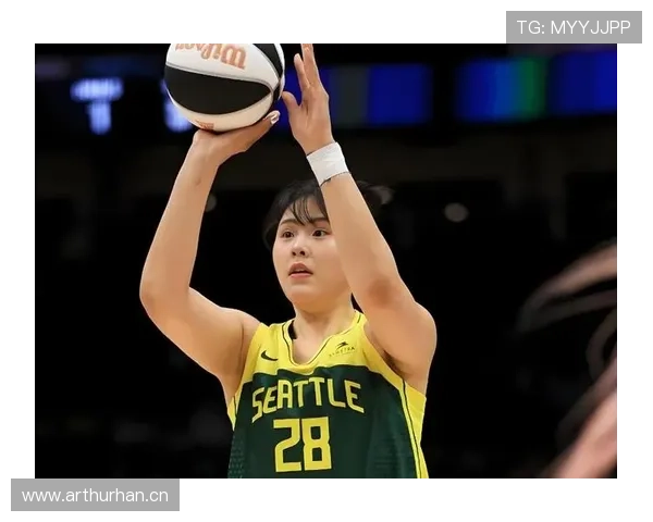 李月汝抱着外卖坐地铁那张图，把球馆里那个巨塔形象瞬间搞崩